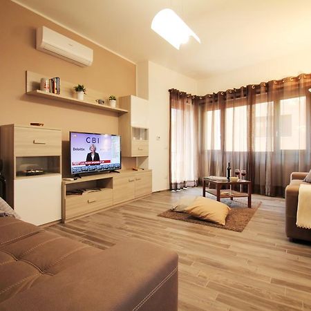 Eur Bright Spacious Terraced Apartment With Private Parking Only For Small Cars Рим Экстерьер фото
