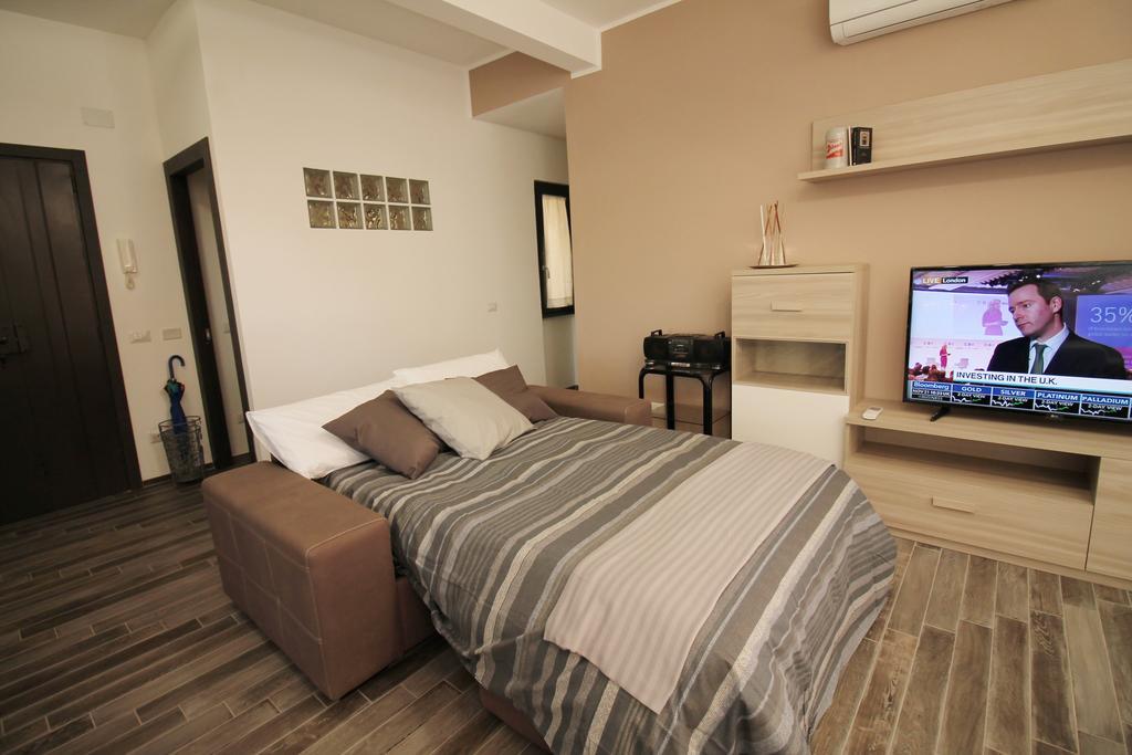 Eur Bright Spacious Terraced Apartment With Private Parking Only For Small Cars Рим Экстерьер фото
