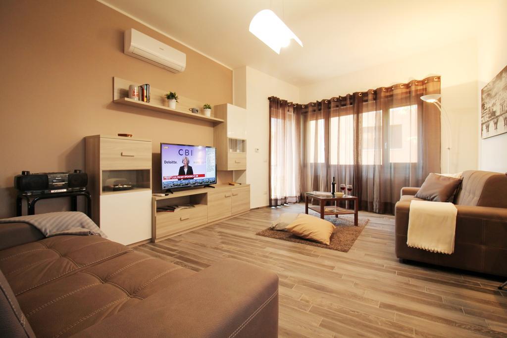 Eur Bright Spacious Terraced Apartment With Private Parking Only For Small Cars Рим Экстерьер фото