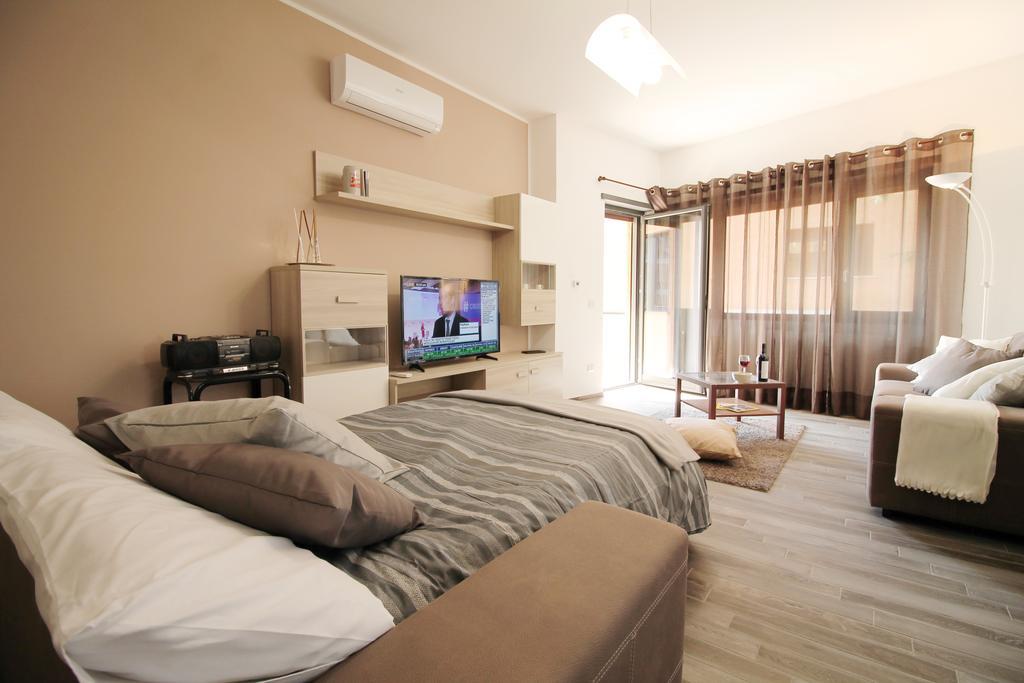 Eur Bright Spacious Terraced Apartment With Private Parking Only For Small Cars Рим Экстерьер фото