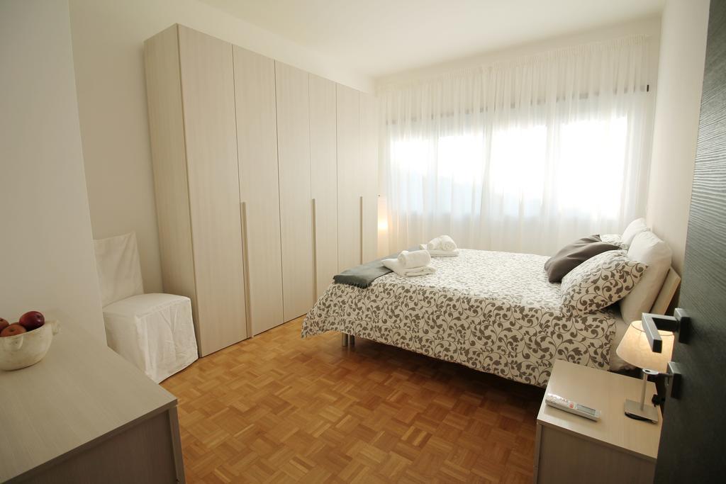 Eur Bright Spacious Terraced Apartment With Private Parking Only For Small Cars Рим Экстерьер фото