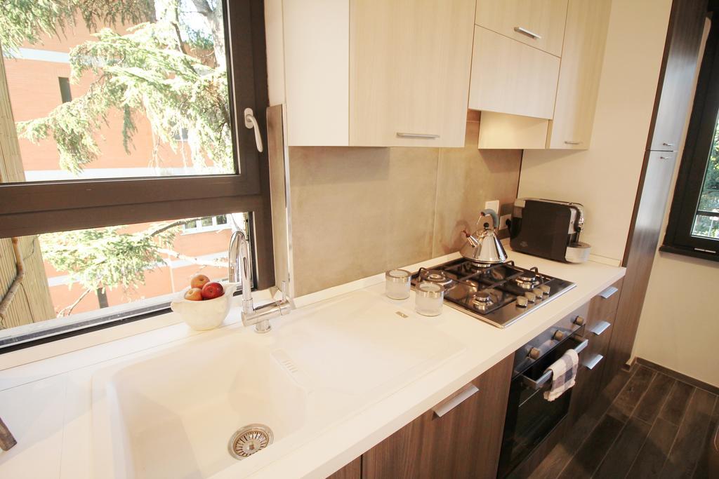 Eur Bright Spacious Terraced Apartment With Private Parking Only For Small Cars Рим Экстерьер фото