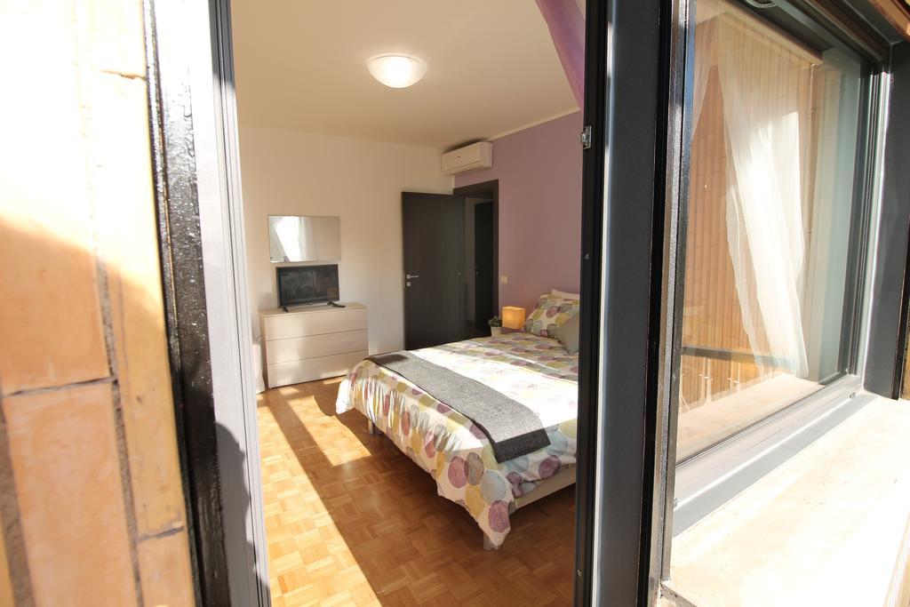 Eur Bright Spacious Terraced Apartment With Private Parking Only For Small Cars Рим Экстерьер фото